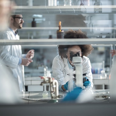 Científico mirando por un microscopio