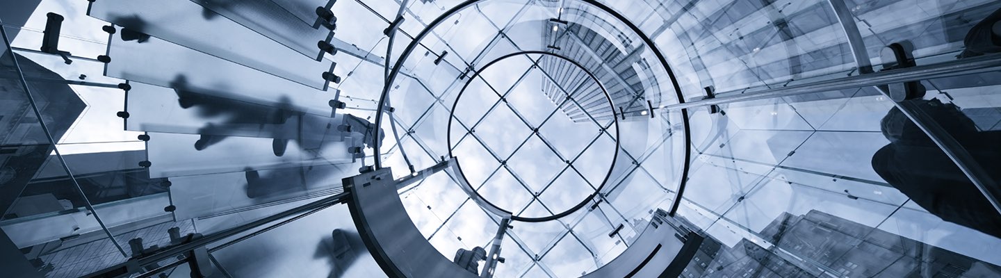 Imagen de vidrio, escaleras y arquitectura de edificio, vista hacia arriba